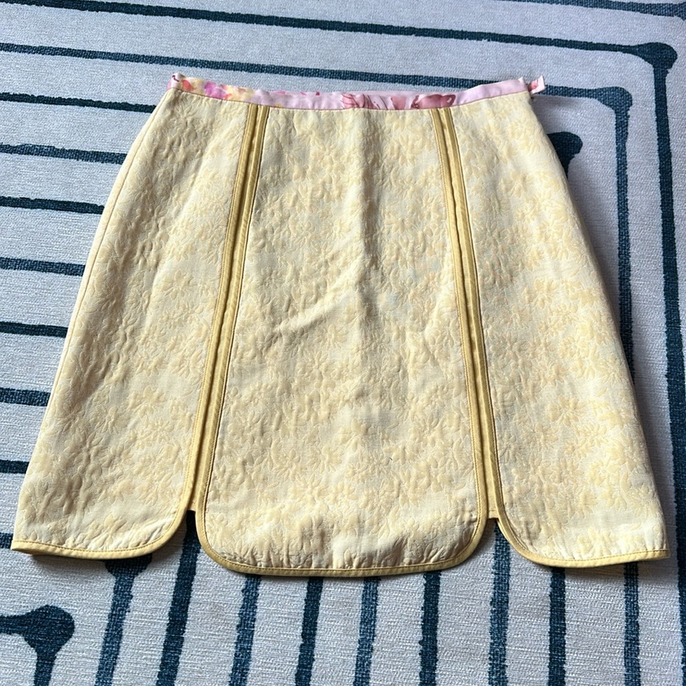 Bandolino petite. Yellow floral, pencil skirt with pink waistband. 10P